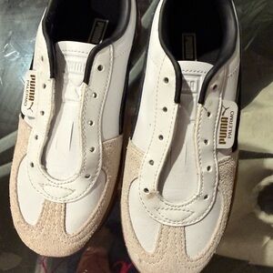 Puma White and Beige Sneakers Brand new never worn missing shoe strings.